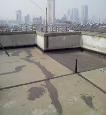 松桃漏水维修 楼顶漏水是什么原因，楼顶漏水维修方法是什么?